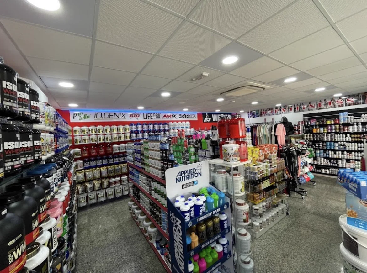 Pasillos de Everbox con estanterías llenas de suplementos