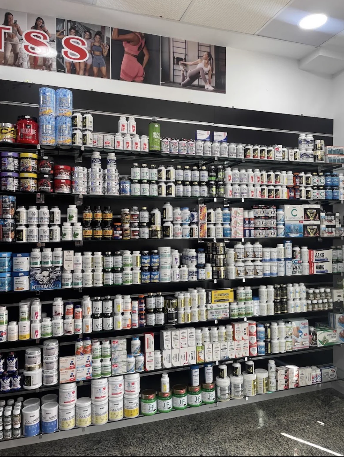 Pared de botes de proteína, creatina y vitaminas en Everbox